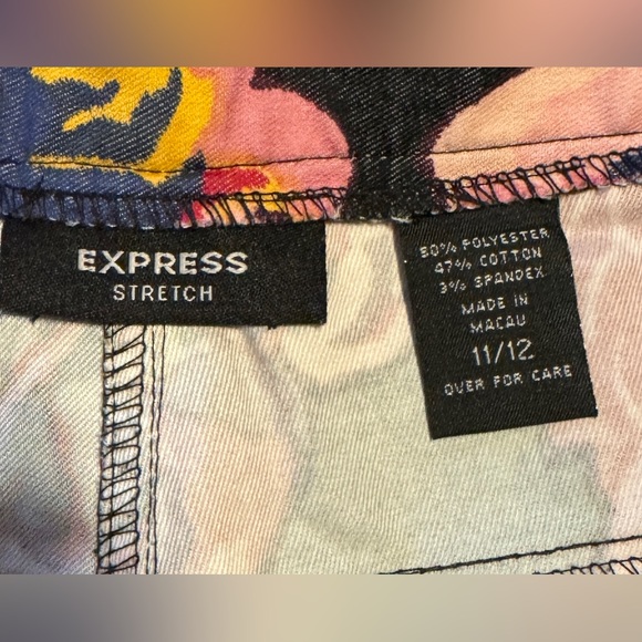 (11/12) An Express Bounty of Slightly Shimmering Roses on Black, Wide-Leg Capri - Picture 12 of 13